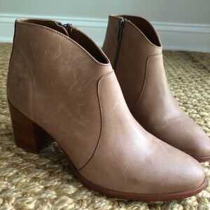 Frye Nora Zip Short Boot. Size 8
